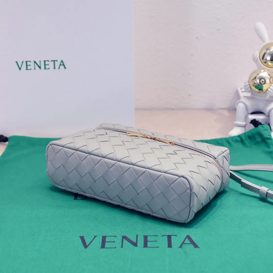 Batch 1360 Bottega Veneta 24 spring and summer woven zipper crossbody bag. A crossbody bag that can be used as a cosmetic bag. The exquisite weaving and compact body are an indispensable accessory for the upcoming summer. The double zipper also better protects the bag. It has a large capacity. If you like it, don’t miss it. Style number: 9109 Size: 22*12.5*5cm
